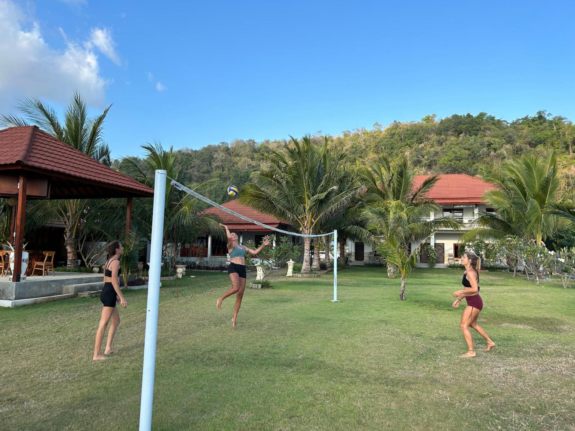 Mama Nings Beach Hotel Sekongkang Buitenkant foto