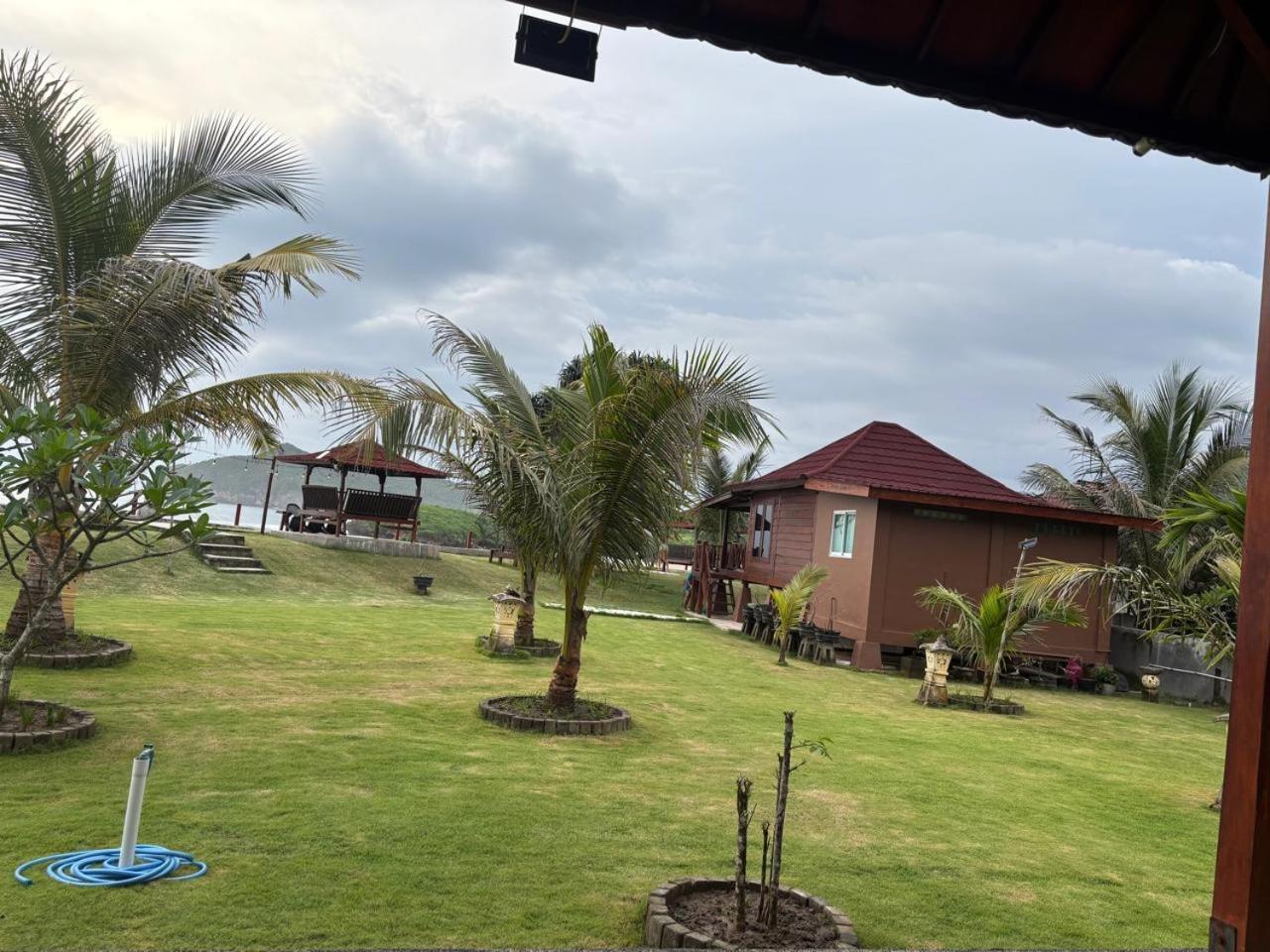 Mama Nings Beach Hotel Sekongkang Buitenkant foto