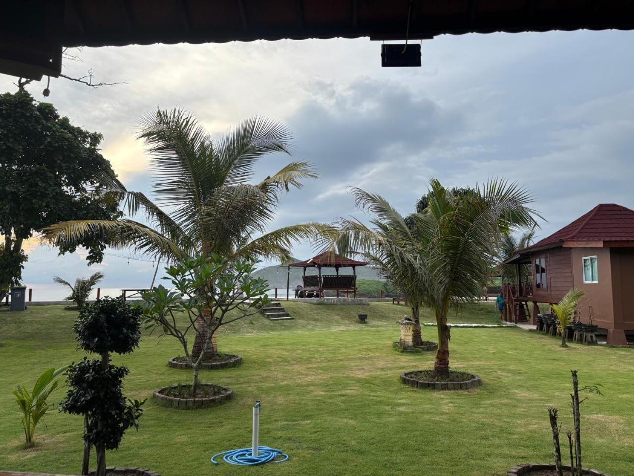 Mama Nings Beach Hotel Sekongkang Buitenkant foto